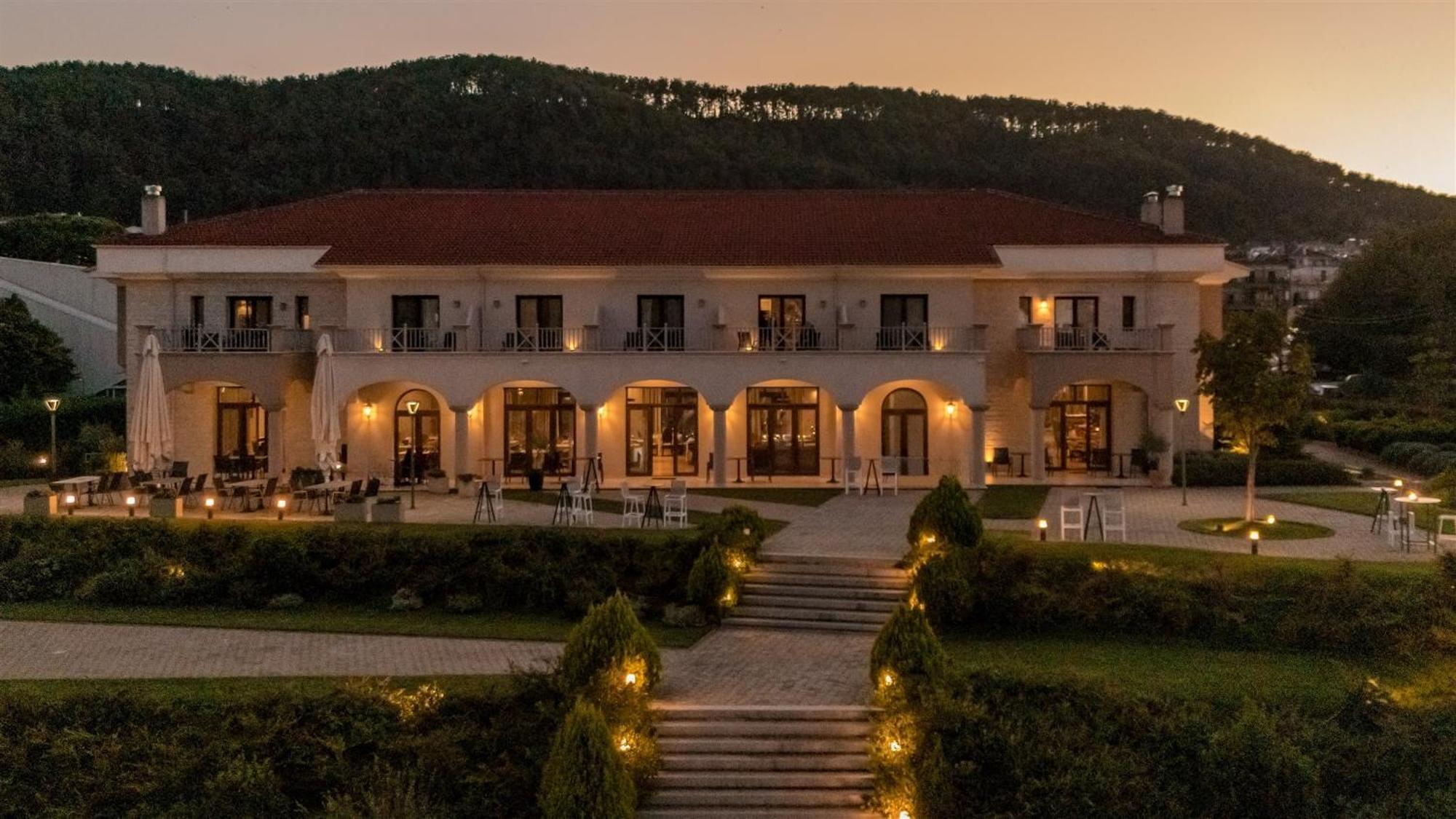The Lake Hotel Ioannina Exterior photo The hotel at night