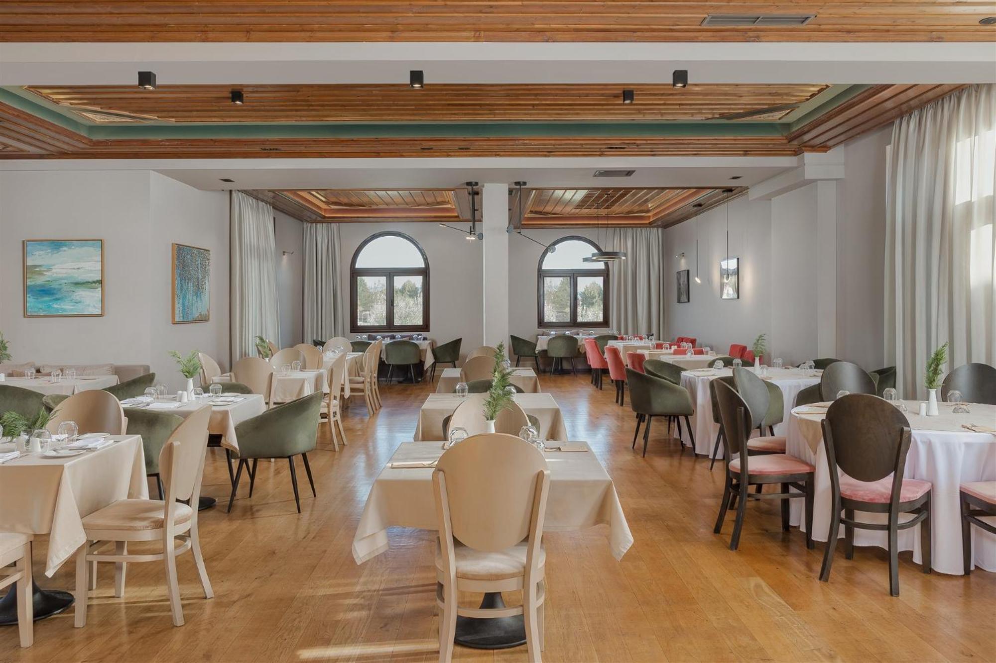 The Lake Hotel Ioannina Exterior photo The dining room