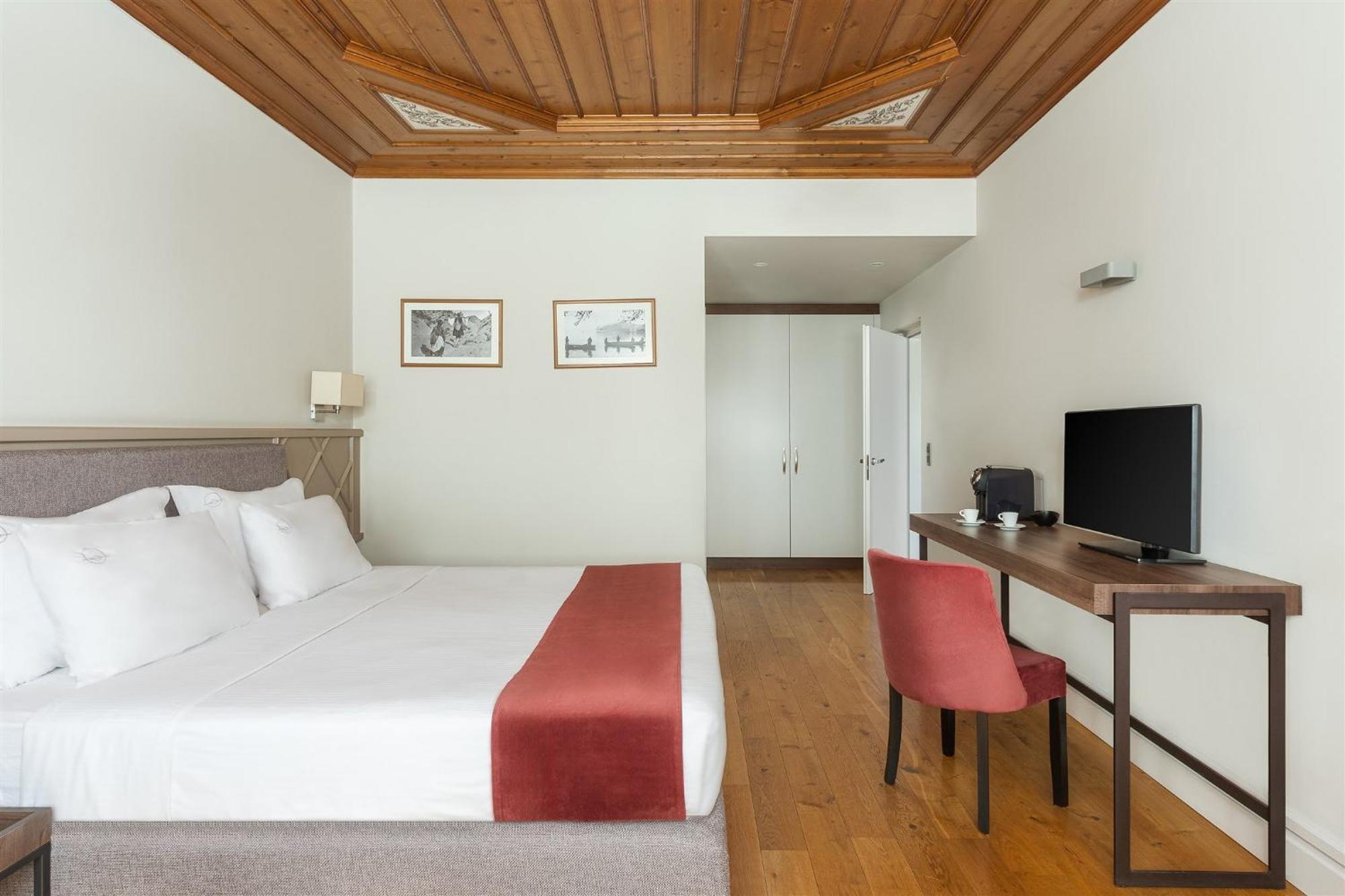 The Lake Hotel Ioannina Exterior photo A room at the hotel